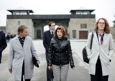 Am 6. November 2019 besuchte Bundeskanzlerin Brigitte Bierlein (m.) gemeinsam mit Bundesministerin Iris Rauskala (r.) die Gedenkst&auml;tte Mauthausen und Schloss Hartheim.