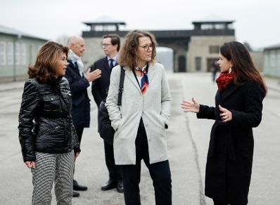 Am 6. November 2019 besuchte Bundeskanzlerin Brigitte Bierlein (l.) gemeinsam mit Bundesministerin Iris Rauskala (m.) die Gedenkst&auml;tte Mauthausen und Schloss Hartheim.