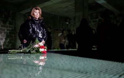 Am 6. November 2019 besuchte Bundeskanzlerin Brigitte Bierlein (im Bild) gemeinsam mit Bundesministerin Iris Rauskala die Gedenkst&auml;tte Mauthausen und Schloss Hartheim.