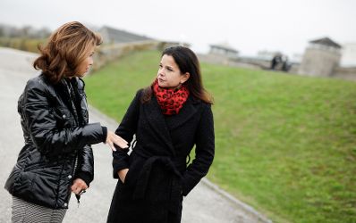 Am 6. November 2019 besuchte Bundeskanzlerin Brigitte Bierlein (l.) gemeinsam mit Bundesministerin Iris Rauskala die Gedenkst&auml;tte Mauthausen und Schloss Hartheim.