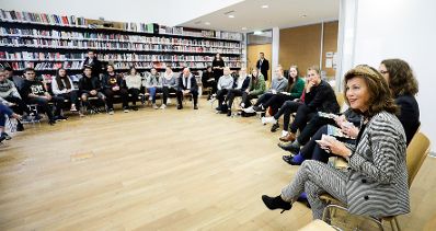 Am 6. November 2019 besuchte Bundeskanzlerin Brigitte Bierlein (r.) gemeinsam mit Bundesministerin Iris Rauskala die Gedenkst&auml;tte Mauthausen und Schloss Hartheim.