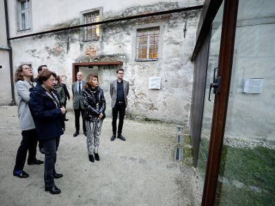 Am 6. November 2019 besuchte Bundeskanzlerin Brigitte Bierlein gemeinsam mit Bundesministerin Iris Rauskala die Gedenkst&auml;tte Mauthausen und Schloss Hartheim.
