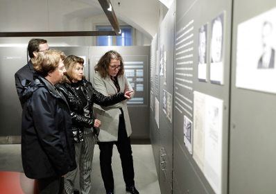 Am 6. November 2019 besuchte Bundeskanzlerin Brigitte Bierlein (m.) gemeinsam mit Bundesministerin Iris Rauskala (r.) die Gedenkst&auml;tte Mauthausen und Schloss Hartheim.