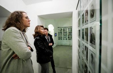 Am 6. November 2019 besuchte Bundeskanzlerin Brigitte Bierlein (m.) gemeinsam mit Bundesministerin Iris Rauskala (l.) die Gedenkst&auml;tte Mauthausen und Schloss Hartheim.