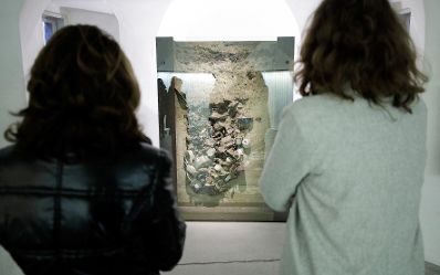 Am 6. November 2019 besuchte Bundeskanzlerin Brigitte Bierlein (l.) gemeinsam mit Bundesministerin Iris Rauskala (r.) die Gedenkst&auml;tte Mauthausen und Schloss Hartheim.