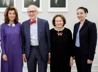 Am 6. November 2019 empfing Bundeskanzlerin Brigitte Bierlein (l.) Eric Kandel (m.l.) anl&auml;sslich seines 90. Geburtstages. Im Bild mit Bundesministerin Ines Stilling (r.) und Denise Kandel (m.r.).