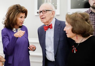 Am 6. November 2019 empfing Bundeskanzlerin Brigitte Bierlein (l.) Eric Kandel (m.) anl&auml;sslich seines 90. Geburtstages. Im Bild mit Denise Kandel (r.).