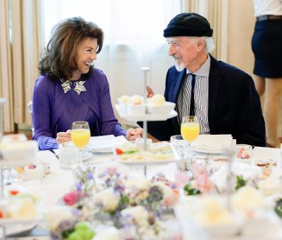 Am 6. November 2019 empfing Bundeskanzlerin Brigitte Bierlein (l.) Eric Kandel anl&auml;sslich seines 90. Geburtstages. Im Bild mit Arik Brauer (r.).