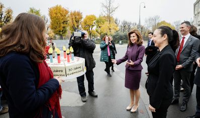 Am 20. November 2019 fand anl&auml;sslich des heutigen Internationalen Tages der Kinderrechte eine symbolische Torten&uuml;bergabe mit Forderungen zum 30-j&auml;hrigen-Jubil&auml;um der UNO-Kinderrechte-Konvention an die Bundeskanzlerin und den Mitgliedern der Bundesregierung durch die Bundesjugendvertretung und das Netzwerk Kinderrechte &Ouml;sterreich statt. Im Bild Bundeskanzlerin Brigitte Bierlein (m.) mit Bundesministerin Ines Stilling (r.).