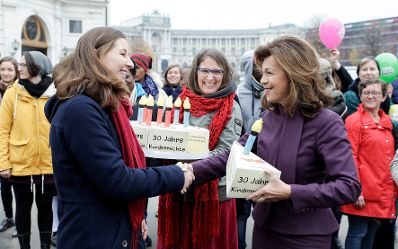 Am 20. November 2019 fand anl&auml;sslich des heutigen Internationalen Tages der Kinderrechte eine symbolische Torten&uuml;bergabe mit Forderungen zum 30-j&auml;hrigen-Jubil&auml;um der UNO-Kinderrechte-Konvention an die Bundeskanzlerin und den Mitgliedern der Bundesregierung durch die Bundesjugendvertretung und das Netzwerk Kinderrechte &Ouml;sterreich statt. Im Bild Bundeskanzlerin Brigitte Bierlein (r.)