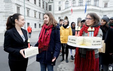 Am 20. November 2019 fand anl&auml;sslich des heutigen Internationalen Tages der Kinderrechte eine symbolische Torten&uuml;bergabe mit Forderungen zum 30-j&auml;hrigen-Jubil&auml;um der UNO-Kinderrechte-Konvention an die Bundeskanzlerin und den Mitgliedern der Bundesregierung durch die Bundesjugendvertretung und das Netzwerk Kinderrechte &Ouml;sterreich statt. Im Bild Bundesminister Ines Stilling (l.).
