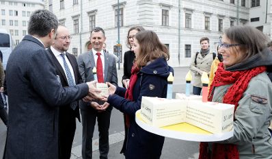 Am 20. November 2019 fand anl&auml;sslich des heutigen Internationalen Tages der Kinderrechte eine symbolische Torten&uuml;bergabe mit Forderungen zum 30-j&auml;hrigen-Jubil&auml;um der UNO-Kinderrechte-Konvention an die Bundeskanzlerin und den Mitgliedern der Bundesregierung durch die Bundesjugendvertretung und das Netzwerk Kinderrechte &Ouml;sterreich statt. Im Bild (v.l.n.r.) Bundesminister Wolfgang Peschorn, Bundesminister Alexander Schallenberg, Bundesminister Thomas Starlinger und Bundesministerin Iris Rauskala.