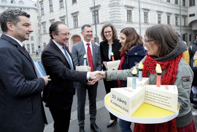 Am 20. November 2019 fand anl&auml;sslich des heutigen Internationalen Tages der Kinderrechte eine symbolische Torten&uuml;bergabe mit Forderungen zum 30-j&auml;hrigen-Jubil&auml;um der UNO-Kinderrechte-Konvention an die Bundeskanzlerin und den Mitgliedern der Bundesregierung durch die Bundesjugendvertretung und das Netzwerk Kinderrechte &Ouml;sterreich statt. Im Bild (v.l.n.r.) Bundesminister Wolfgang Peschorn, Bundesminister Alexander Schallenberg, Bundesminister Thomas Starlinger und Bundesministerin Iris Rauskala.