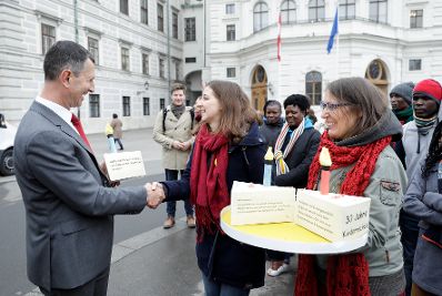 Am 20. November 2019 fand anl&auml;sslich des heutigen Internationalen Tages der Kinderrechte eine symbolische Torten&uuml;bergabe mit Forderungen zum 30-j&auml;hrigen-Jubil&auml;um der UNO-Kinderrechte-Konvention an die Bundeskanzlerin und den Mitgliedern der Bundesregierung durch die Bundesjugendvertretung und das Netzwerk Kinderrechte &Ouml;sterreich statt. Im Bild Bundesminister Thomas Starlinger (l.).