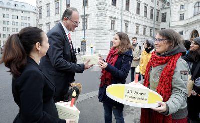 Am 20. November 2019 fand anl&auml;sslich des heutigen Internationalen Tages der Kinderrechte eine symbolische Torten&uuml;bergabe mit Forderungen zum 30-j&auml;hrigen-Jubil&auml;um der UNO-Kinderrechte-Konvention an die Bundeskanzlerin und den Mitgliedern der Bundesregierung durch die Bundesjugendvertretung und das Netzwerk Kinderrechte &Ouml;sterreich statt. Im Bild Bundesministerin Ines Stilling (l.) und Bundesminister Andreas Reichhardt (m.l.).