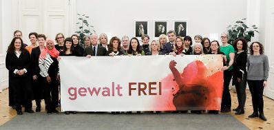 Anl&auml;sslich des heutigen Internationalen Tages gegen Gewalt an Frauen und M&auml;dchen haben Bundeskanzlerin Brigitte Bierlein und Frauenministerin Ines Stilling Expertinnen aus NGOs und Wissenschaft im Bereich der Gewaltpr&auml;vention und des Opferschutzes zu einem Austausch ins Bundeskanzleramt eingeladen. Bei dem Zusammentreffen nahmen neben der Bundeskanzlerin und der Bundesministerin auch Justizminister Clemens Jabloner und Innenminister Wolfgang Peschorn teil.