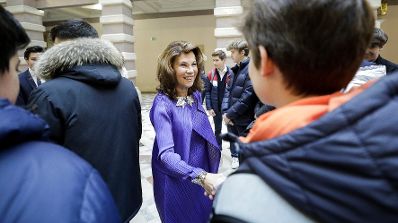 Am 26. November 2019 diskutierte Bundeskanzlerin Brigitte Bierlein (m.) gemeinsam mit Bundesminister Clemens Jabloner und Bundesministerin Iris Rauskala mit Sch&uuml;lern zum Thema Justiz macht Schule im Justizpalast.