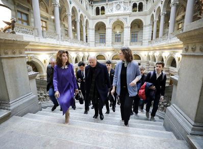 Am 26. November 2019 diskutierte Bundeskanzlerin Brigitte Bierlein (l.) gemeinsam mit Bundesminister Clemens Jabloner (m.) und Bundesministerin Iris Rauskala (r.) mit Sch&uuml;lern zum Thema Justiz macht Schule im Justizpalast.