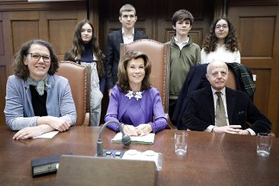 Am 26. November 2019 diskutierte Bundeskanzlerin Brigitte Bierlein (m.) gemeinsam mit Bundesminister Clemens Jabloner (r.) und Bundesministerin Iris Rauskala (l..) mit Sch&uuml;lern zum Thema Justiz macht Schule im Justizpalast.