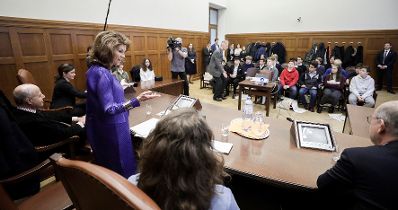 Am 26. November 2019 diskutierte Bundeskanzlerin Brigitte Bierlein gemeinsam mit Bundesminister Clemens Jabloner und Bundesministerin Iris Rauskala mit Sch&uuml;lern zum Thema Justiz macht Schule im Justizpalast.