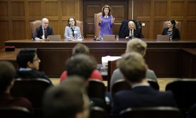 Am 26. November 2019 diskutierte Bundeskanzlerin Brigitte Bierlein (m.) gemeinsam mit Bundesminister Clemens Jabloner (m.r.) und Bundesministerin Iris Rauskala (m.l.) mit Sch&uuml;lern zum Thema Justiz macht Schule im Justizpalast.