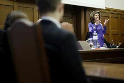 Am 26. November 2019 diskutierte Bundeskanzlerin Brigitte Bierlein (r.) gemeinsam mit Bundesminister Clemens Jabloner und Bundesministerin Iris Rauskala mit Sch&uuml;lern zum Thema Justiz macht Schule im Justizpalast.