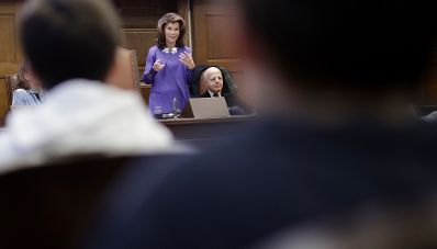 Am 26. November 2019 diskutierte Bundeskanzlerin Brigitte Bierlein (m.) gemeinsam mit Bundesminister Clemens Jabloner und Bundesministerin Iris Rauskala mit Sch&uuml;lern zum Thema Justiz macht Schule im Justizpalast.