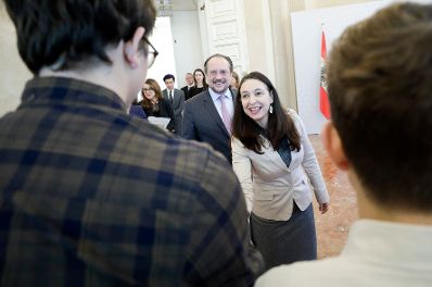 Am 28. November 2019 wurde Bundeskanzlerin Brigitte Bierlein, Bundesministerin Ines Stilling und Bundesminister Alexander Schallenberg von der Diakonie &Ouml;sterreich ein Adventkranz &uuml;berreicht.