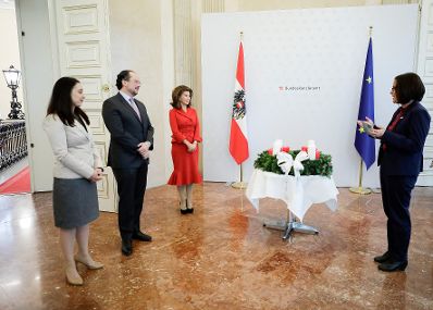 Am 28. November 2019 wurde Bundeskanzlerin Brigitte Bierlein, Bundesministerin Ines Stilling und Bundesminister Alexander Schallenberg von der Diakonie &Ouml;sterreich ein Adventkranz &uuml;berreicht.