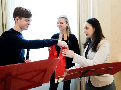 Am 28. November 2019 wurde Bundeskanzlerin Brigitte Bierlein, Bundesministerin Ines Stilling und Bundesminister Alexander Schallenberg von der Diakonie &Ouml;sterreich ein Adventkranz &uuml;berreicht.