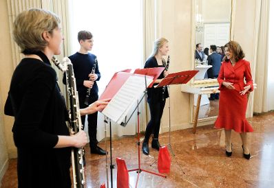 Am 28. November 2019 wurde Bundeskanzlerin Brigitte Bierlein, Bundesministerin Ines Stilling und Bundesminister Alexander Schallenberg von der Diakonie &Ouml;sterreich ein Adventkranz &uuml;berreicht.