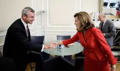 Am 28. November 2019 empfing Bundeskanzlerin Brigitte Bierlein (r.) gemeinsam mit Bundesminister Clemens Jabloner das Pr&auml;sidium des Nationalrates. Im Bild mit dem Dritten Pr&auml;sidenten Norbert Hofer (l.).