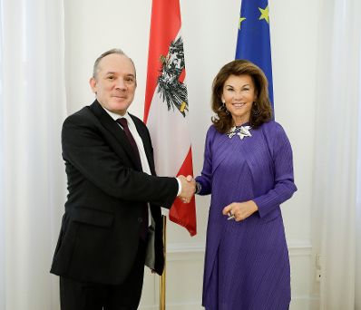 Am 2. Dezember 2019 empfing Bundeskanzlerin Brigitte Bierlein (r.) den israelischen Botschafter Mordechai Rodgold (l.) zu einem Gespr&auml;ch im Bundeskanzleramt.