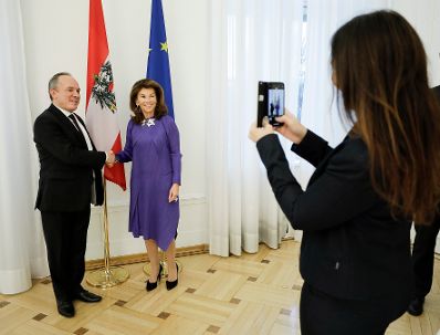 Am 2. Dezember 2019 empfing Bundeskanzlerin Brigitte Bierlein (r.) den israelischen Botschafter Mordechai Rodgold (l.) zu einem Gespr&auml;ch im Bundeskanzleramt.