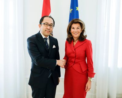 Am 3. Dezember 2019 empfing Bundeskanzlerin Brigitte Bierlein (r.) den japanischen Botschafter Kiyoshi Koinuma (l.) zu einem Gespr&auml;ch im Bundeskanzleramt.