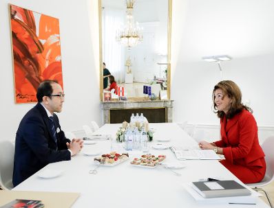 Am 3. Dezember 2019 empfing Bundeskanzlerin Brigitte Bierlein (r.) den japanischen Botschafter Kiyoshi Koinuma (l.) zu einem Gespr&auml;ch im Bundeskanzleramt.