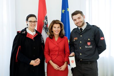 Am 3. Dezember 2019 empfing Bundeskanzlerin Brigitte Bierlein (m.) anl&auml;sslich der MALTESER-Stra&szlig;ensammlung eine Vertreterin und einen Vertreter der MALTESER.