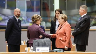 Am 12. Dezember 2019 nahm Bundeskanzlerin Brigitte Bierlein (m.l.) am Europ&auml;ischen Rat der Staats- und Regierungschefs teil. Im Bild mit dem Pr&auml;sidenten des Europ&auml;ischen Rates Charles Michel (l.), der belgischen Premierministerin Sophie Wilm&egrave;s (m.), der deutschen Bundeskanzlerin Angela Merkel (m.r.) und dem rum&auml;nischen Pr&auml;sidenten Klaus Johannis (r.).