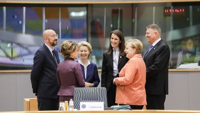 Am 12. Dezember 2019 nahm Bundeskanzlerin Brigitte Bierlein (2.v.l.) am Europ&auml;ischen Rat der Staats- und Regierungschefs teil. Im Bild mit dem Pr&auml;sidenten des Europ&auml;ischen Rates Charles Michel (l.), der Pr&auml;sidentin der Europ&auml;ischen Kommission Ursula von der Leyen (3.v.l.), der belgischen Premierministerin Sophie Wilm&egrave;s (4.v.l.), der deutschen Bundeskanzlerin Angela Merkel (5.v.l.) und dem rum&auml;nischen Pr&auml;sidenten Klaus Johannis (6.v.l.).