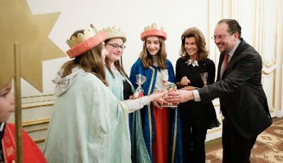 Am 1. J&auml;nner 2020 empfing Bundeskanzlerin Brigitte Bierlein (2.v.r.) und Bundesminister Alexander Schallenberg (r.) die Sternsinger.