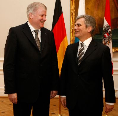 Am 15. Dezember 2008 empfing Bundeskanzler Werner Faymann (r.) den Ministerpr&auml;sidenten von Bayern, Horst Seehofer (l.) zu einem Gespr&auml;ch im Bundeskanzleramt.