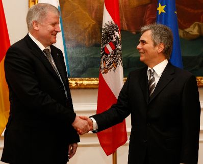 Am 15. Dezember 2008 empfing Bundeskanzler Werner Faymann (r.) den Ministerpr&auml;sidenten von Bayern, Horst Seehofer (l.) zu einem Gespr&auml;ch im Bundeskanzleramt.