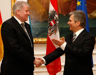 Am 15. Dezember 2008 empfing Bundeskanzler Werner Faymann (r.) den Ministerpr&auml;sidenten von Bayern, Horst Seehofer (l.) zu einem Gespr&auml;ch im Bundeskanzleramt.