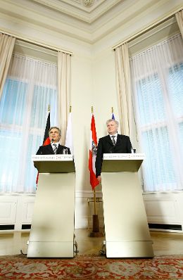 Am 15. Dezember 2008 empfing der &ouml;sterreichische Bundeskanzler den Ministerpr&auml;sidenten von Bayern zu einem Gespr&auml;ch im Bundeskanzleramt. Im Anschluss gaben Bundeskanzler Werner Faymann (l.) und Ministerpr&auml;sident Horst Seehofer (r.) eine gemeinsame Pressekonferenz.