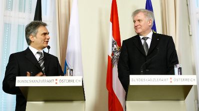 Am 15. Dezember 2008 empfing der &ouml;sterreichische Bundeskanzler den Ministerpr&auml;sidenten von Bayern zu einem Gespr&auml;ch im Bundeskanzleramt. Im Anschluss gaben Bundeskanzler Werner Faymann (l.) und Ministerpr&auml;sident Horst Seehofer (r.) eine gemeinsame Pressekonferenz.