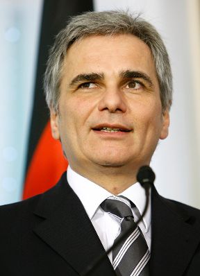 Am 15. Dezember 2008 empfing der &ouml;sterreichische Bundeskanzler den Ministerpr&auml;sidenten von Bayern zu einem Gespr&auml;ch im Bundeskanzleramt. Im Anschluss gaben Bundeskanzler Werner Faymann (im Bild) und Ministerpr&auml;sident Horst Seehofer eine gemeinsame Pressekonferenz.