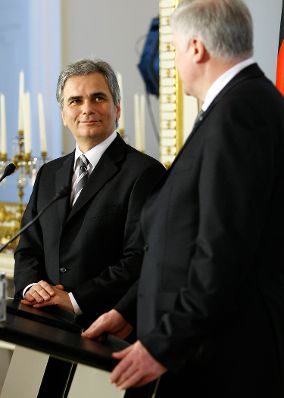Am 15. Dezember 2008 empfing der &ouml;sterreichische Bundeskanzler den Ministerpr&auml;sidenten von Bayern zu einem Gespr&auml;ch im Bundeskanzleramt. Im Anschluss gaben Bundeskanzler Werner Faymann (l.) und Ministerpr&auml;sident Horst Seehofer (r.) eine gemeinsame Pressekonferenz.