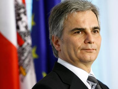 Am 15. Dezember 2008 empfing der &ouml;sterreichische Bundeskanzler den Ministerpr&auml;sidenten von Bayern zu einem Gespr&auml;ch im Bundeskanzleramt. Im Anschluss gaben Bundeskanzler Werner Faymann (im Bild) und Ministerpr&auml;sident Horst Seehofer eine gemeinsame Pressekonferenz.
