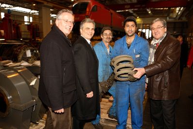 &Ouml;BB Technical Service in Villach am 30.12.2008. (v.l.n.r.) LHStv Reinhard Rohr, Bundeskanzler Werner Faymann, Mitarbeiter des Werkes, B&uuml;rgermeister von Villach Helmut Manzenreiter.