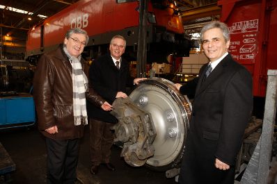 Bundeskanzler Werner Faymann (r.) bei &Ouml;BB Technical Service in Villach am 30.12.2008. B&uuml;rgermeister Helmut Manzenreiter (l.) und LHStv Reinhard Rohr (m.).